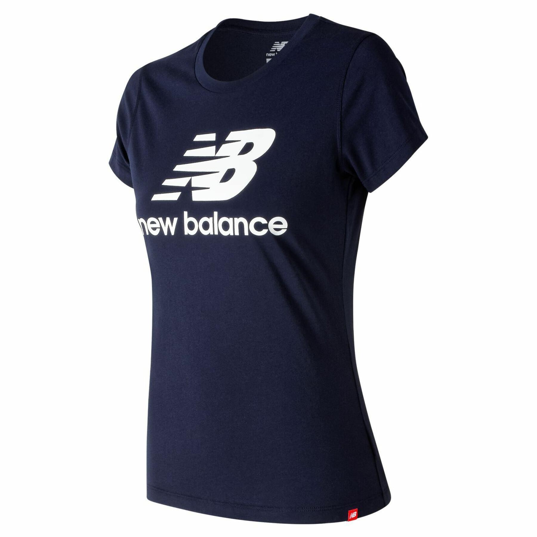 Camiseta feminina New Balance essentials stacked