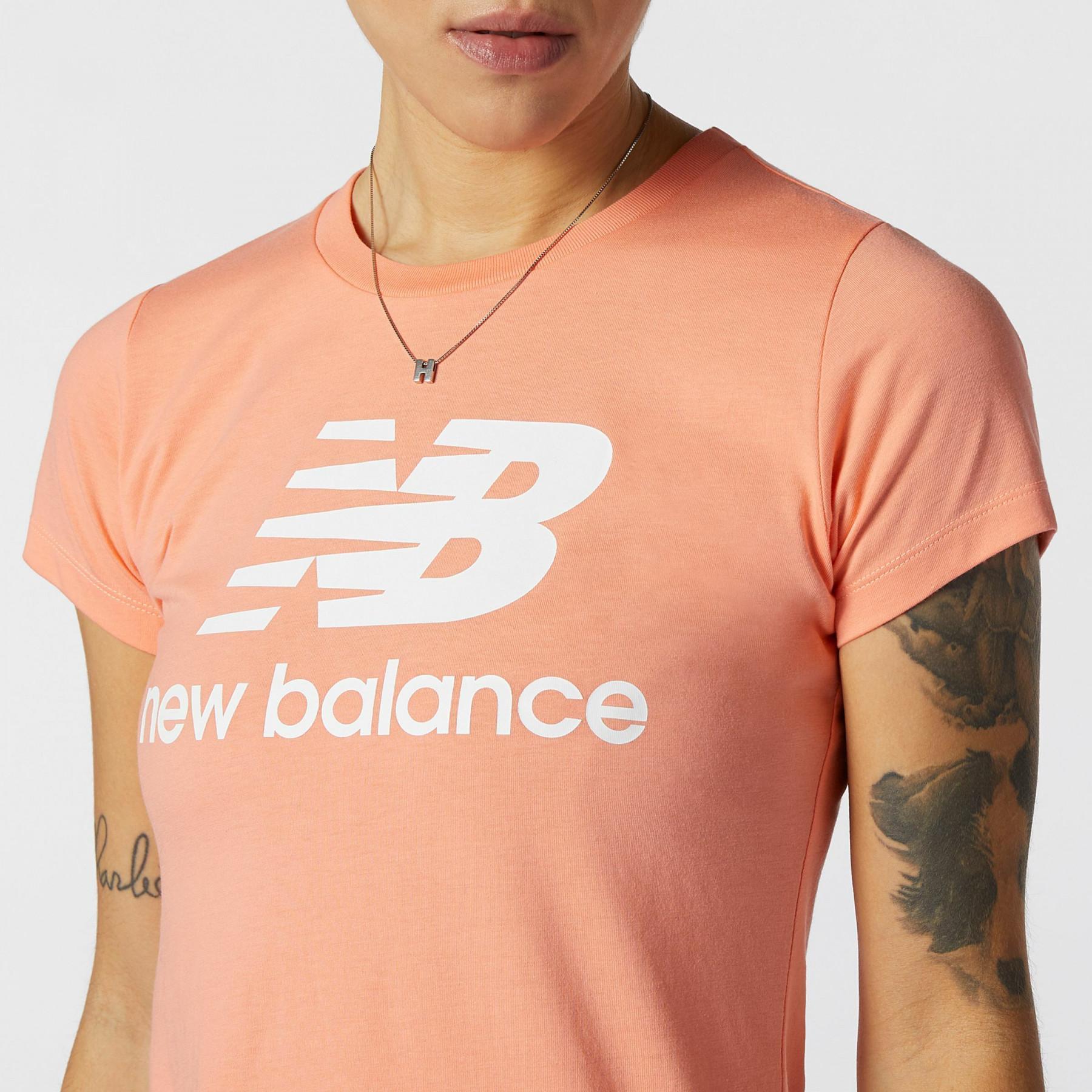 T-shirt mulher New Balance essentials stacked