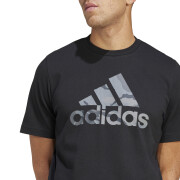 T-shirt gráfica adidas Camo Badge of Sport